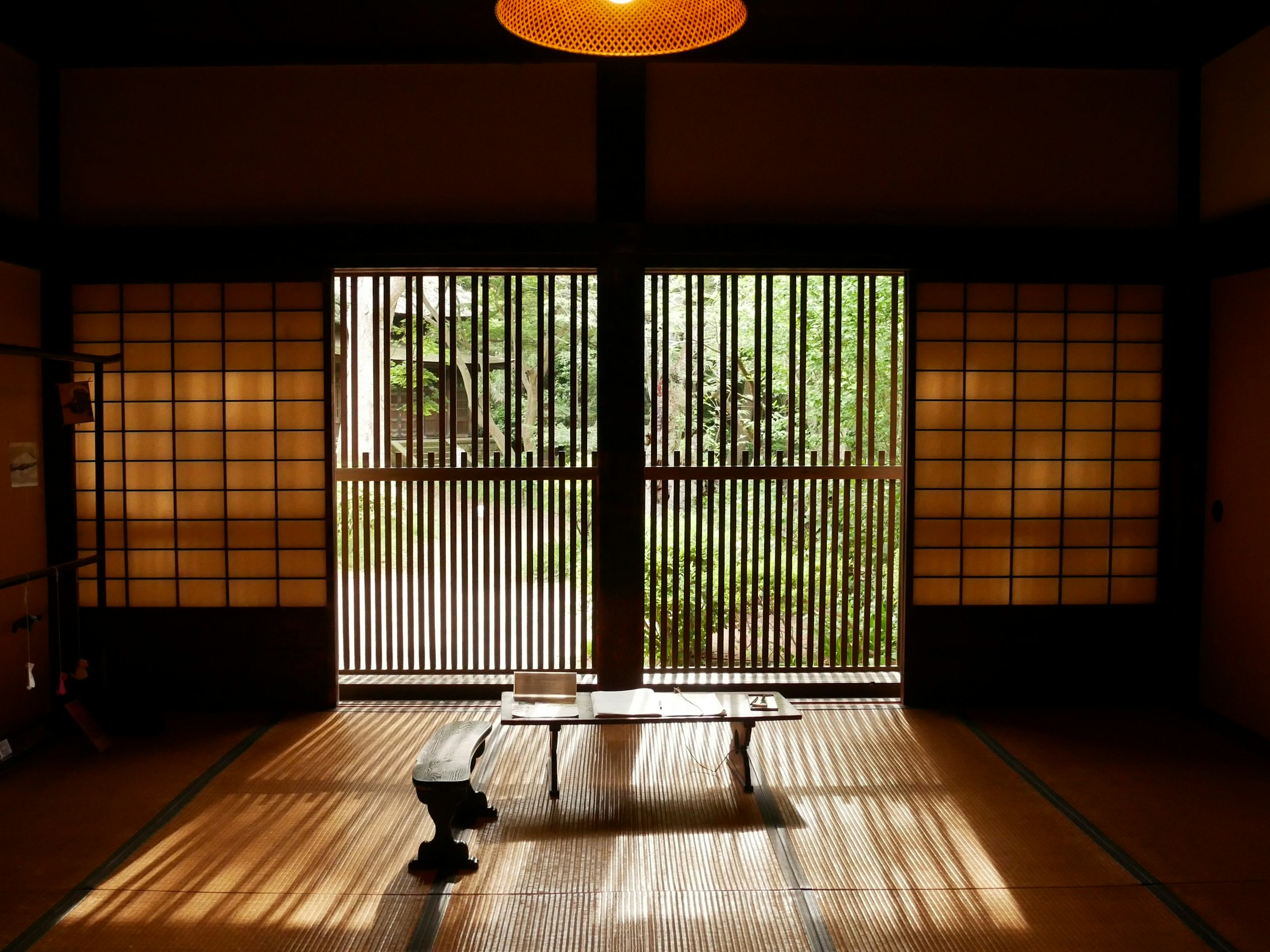 灯りのともる木造の廊下と障子